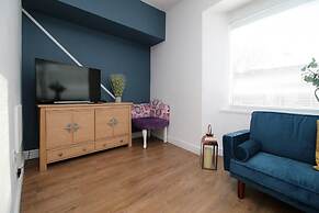 5 Bed House - Sleeps 16 - Parking - Wifi