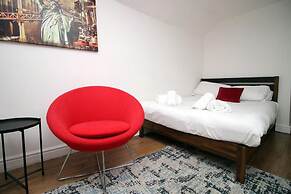 5 Bed House - Sleeps 16 - Parking - Wifi