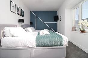 5 Bed House - Sleeps 16 - Parking - Wifi