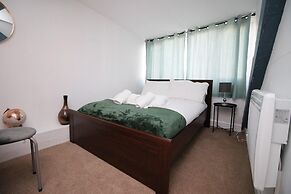 5 Bed House - Sleeps 16 - Parking - Wifi