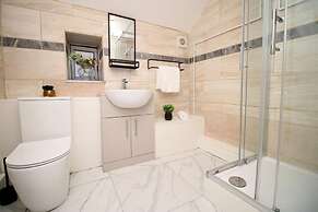 5 Bed House - Sleeps 16 - Parking - Wifi