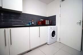 5 Bed House - Sleeps 16 - Parking - Wifi