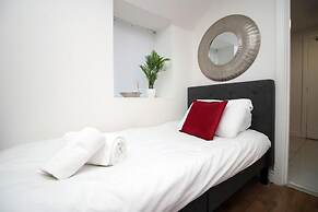 5 Bed House - Sleeps 16 - Parking - Wifi