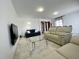 Villa - Sleeps 6 - Pool - Pets Ok - Parking