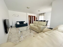 Villa - Sleeps 6 - Pool - Pets Ok - Parking