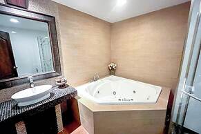 Ruean Phae Royal Park Hotel