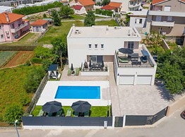 Villa Dreamin With Heated Pool & Hot Tub