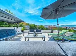 Villa Dreamin With Heated Pool & Hot Tub