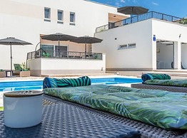 Villa Dreamin With Heated Pool & Hot Tub