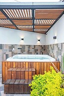 Spacious House Pool & Jacuzzi