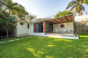 Spacious House Pool & Jacuzzi