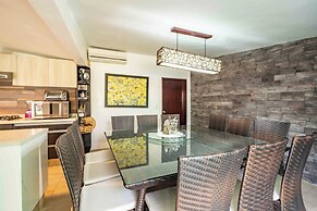 Spacious House Pool & Jacuzzi