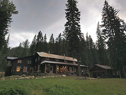 Rustic Beaverfoot Lodge Executive Cabin