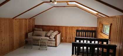Rustic Beaverfoot Lodge Executive Cabin