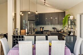 Charming Home With Mountain Views at Rivendell