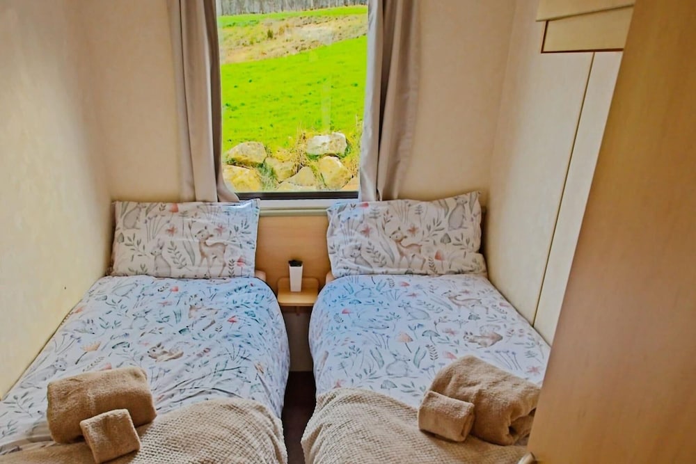 Mobile Home - Sleeps 6 - Pets Ok - Parking