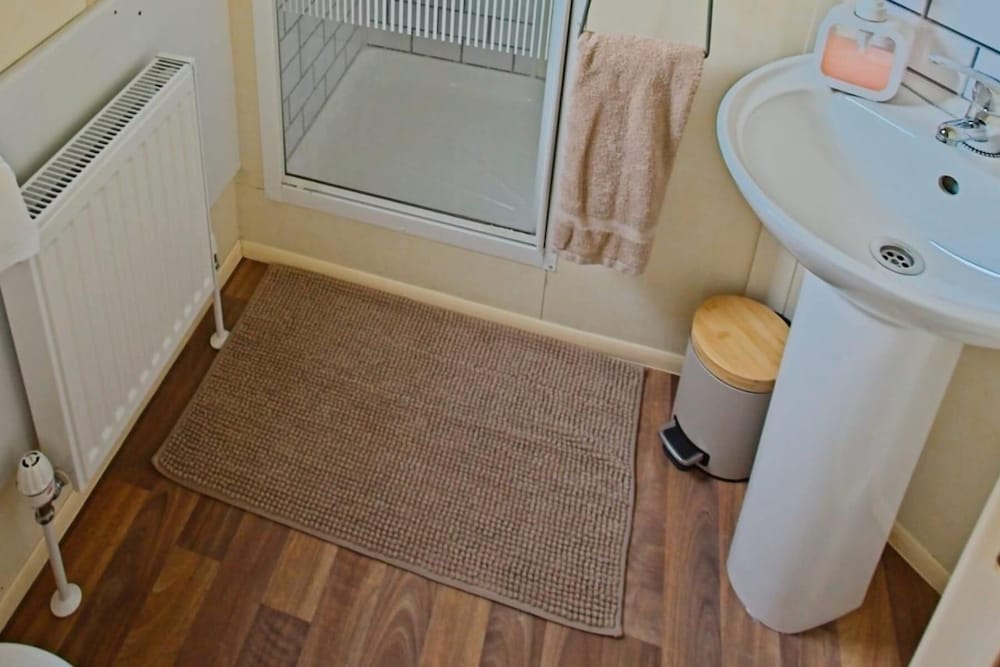 Mobile Home - Sleeps 6 - Pets Ok - Parking