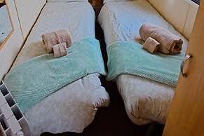 Mobile Home - Sleeps 6 - Pets Ok - Parking