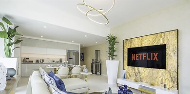 LUX The Marina Vista Beachfront Suite 3