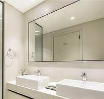 LUX The Marina Vista Beachfront Suite 3