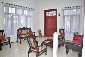 3 Bed House - Wifi, Parking, 10minbeach