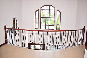3 Bed House - Wifi, Parking, 10minbeach