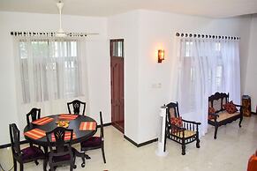 3 Bed House - Wifi, Parking, 10minbeach