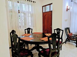 3 Bed House - Wifi, Parking, 10minbeach