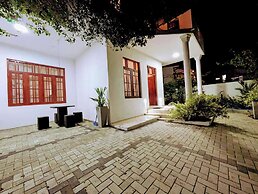 3 Bed House - Wifi, Parking, 10minbeach