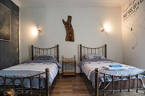 Korte Hotel Sleeps 14 With Courtyard