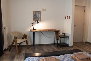 Korte Hotel Sleeps 14 With Courtyard