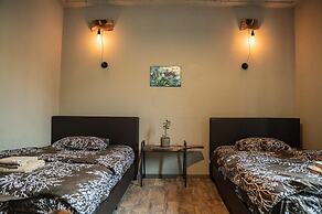 Korte Hotel Sleeps 14 With Courtyard