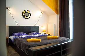 Korte Hotel Sleeps 14 With Courtyard
