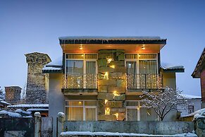 Korte Hotel Sleeps 14 With Courtyard
