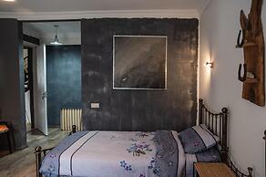 Korte Hotel Sleeps 14 With Courtyard