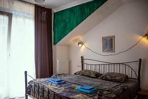Korte Hotel Sleeps 14 With Courtyard
