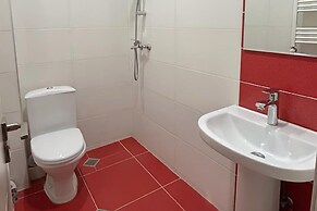 Korte Hotel Sleeps 14 With Courtyard
