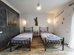Korte Hotel Sleeps 14 With Courtyard