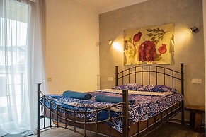 Korte Hotel Sleeps 14 With Courtyard