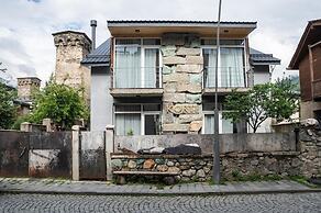 Korte Hotel Sleeps 14 With Courtyard