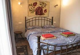 Korte Hotel Sleeps 14 With Courtyard