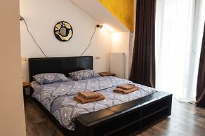 Korte Hotel Sleeps 14 With Courtyard