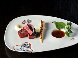 EXECUTIVE SUITE SUIREI