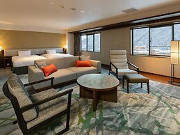 EXECUTIVE SUITE SUIREI