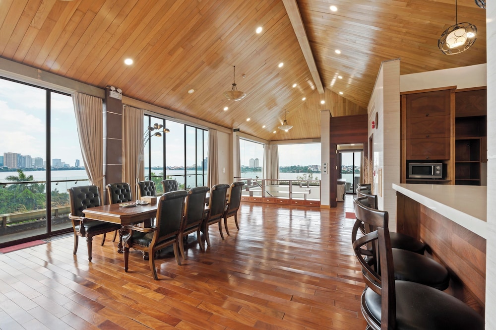 Moon West Lake Residence