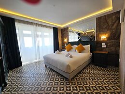 Balcony Hotel
