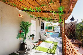 Caline VIP Mews