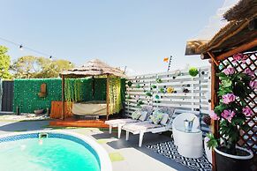 Caline VIP Mews