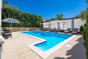 House Rose With Private Pool And Garden