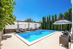 House Rose With Private Pool And Garden